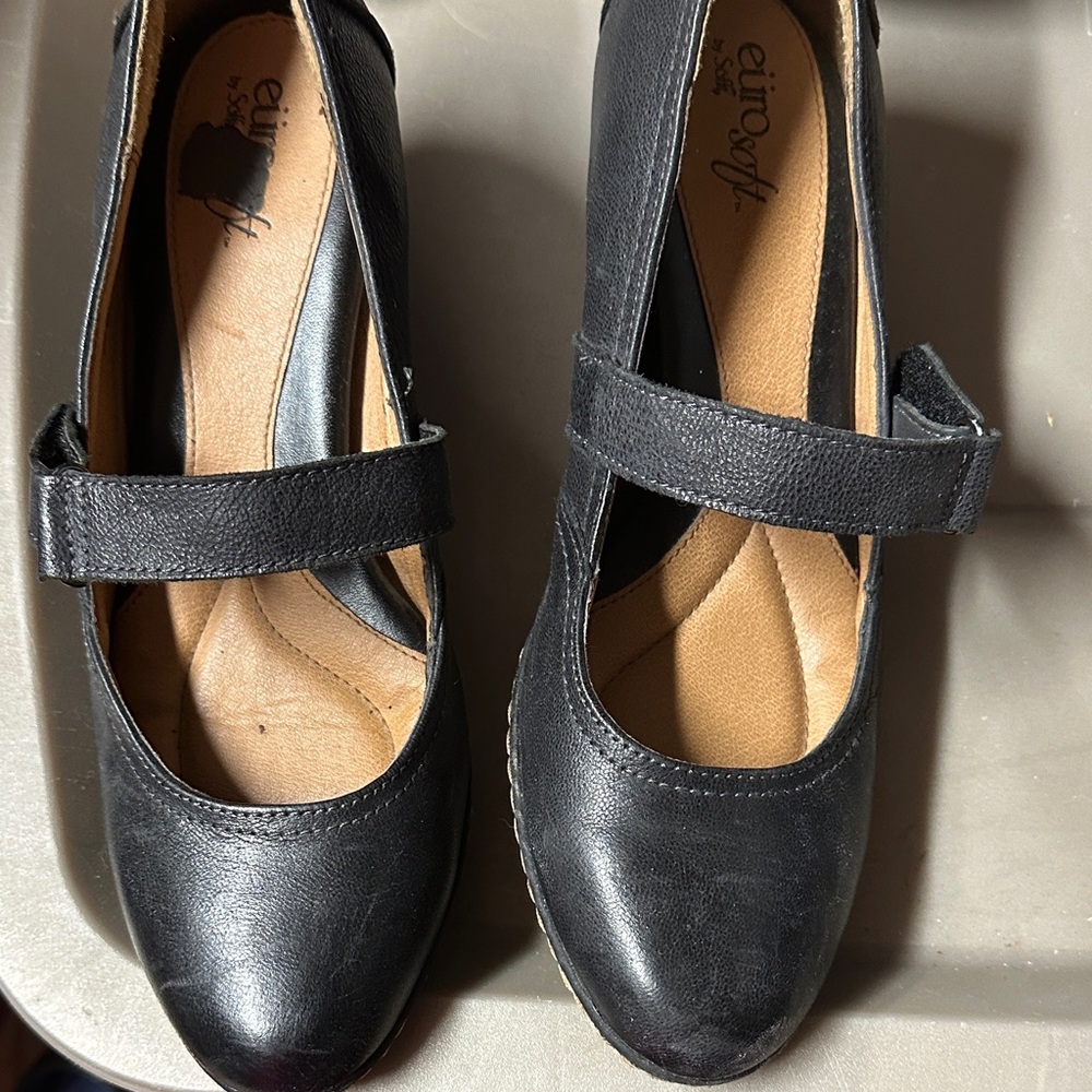 Euro soft by Sofft Women's Black wedges with Strap